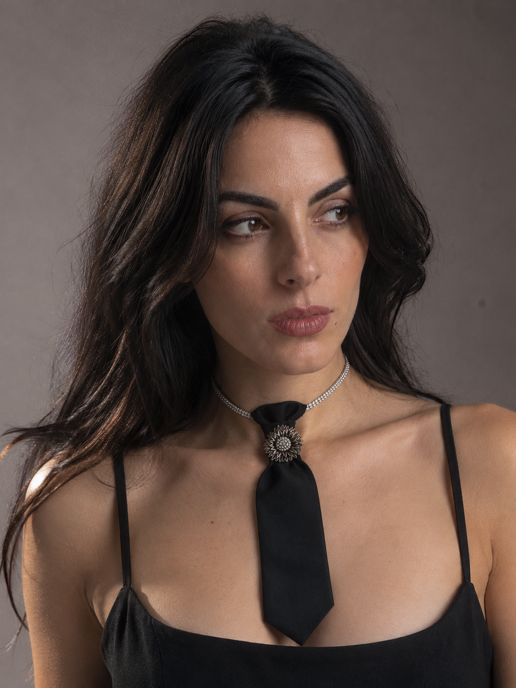 Cravattino nero con collana strass e fiore gioiello