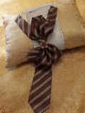 Cravatta marrone a righe con fiocco e fiore gioiello