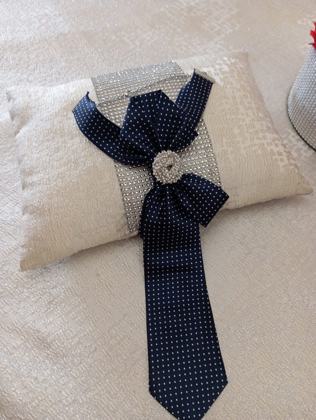 Cravatta blu a pois con fiocco e fermo gioiello
