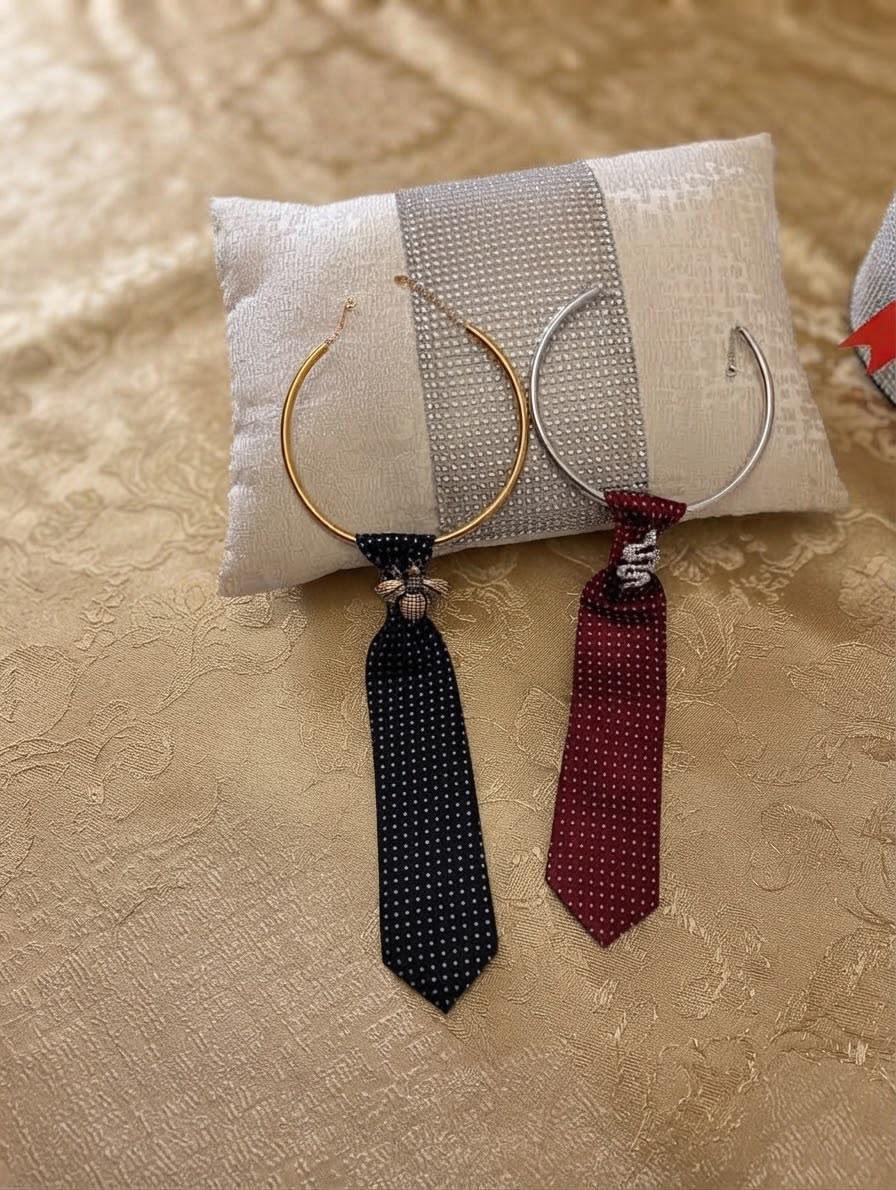 Cravattino nero a pois con collana dorata e ape gioiello