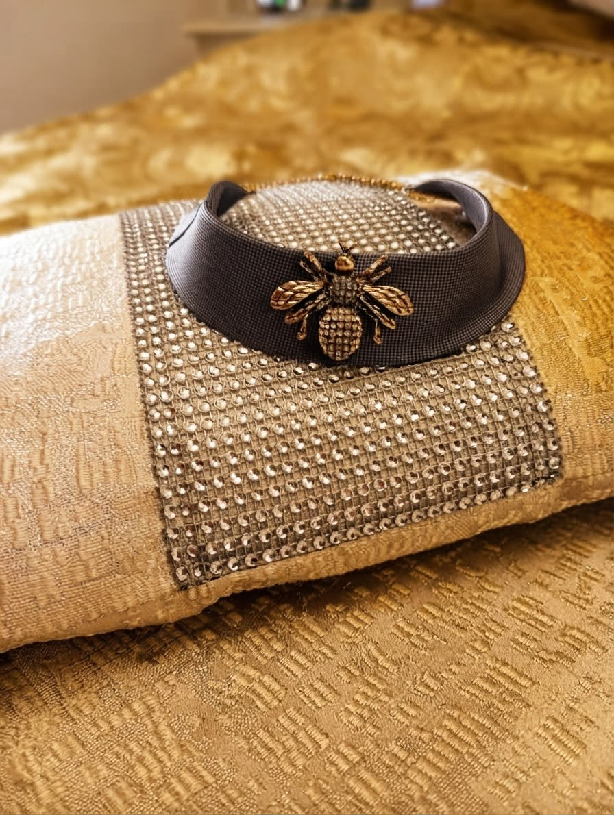 Collarino Choker grigio con ape gioiello