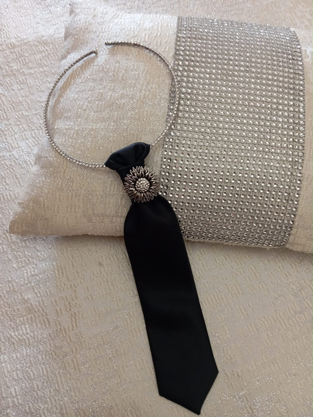 Cravattino nero con collana strass e fiore gioiello