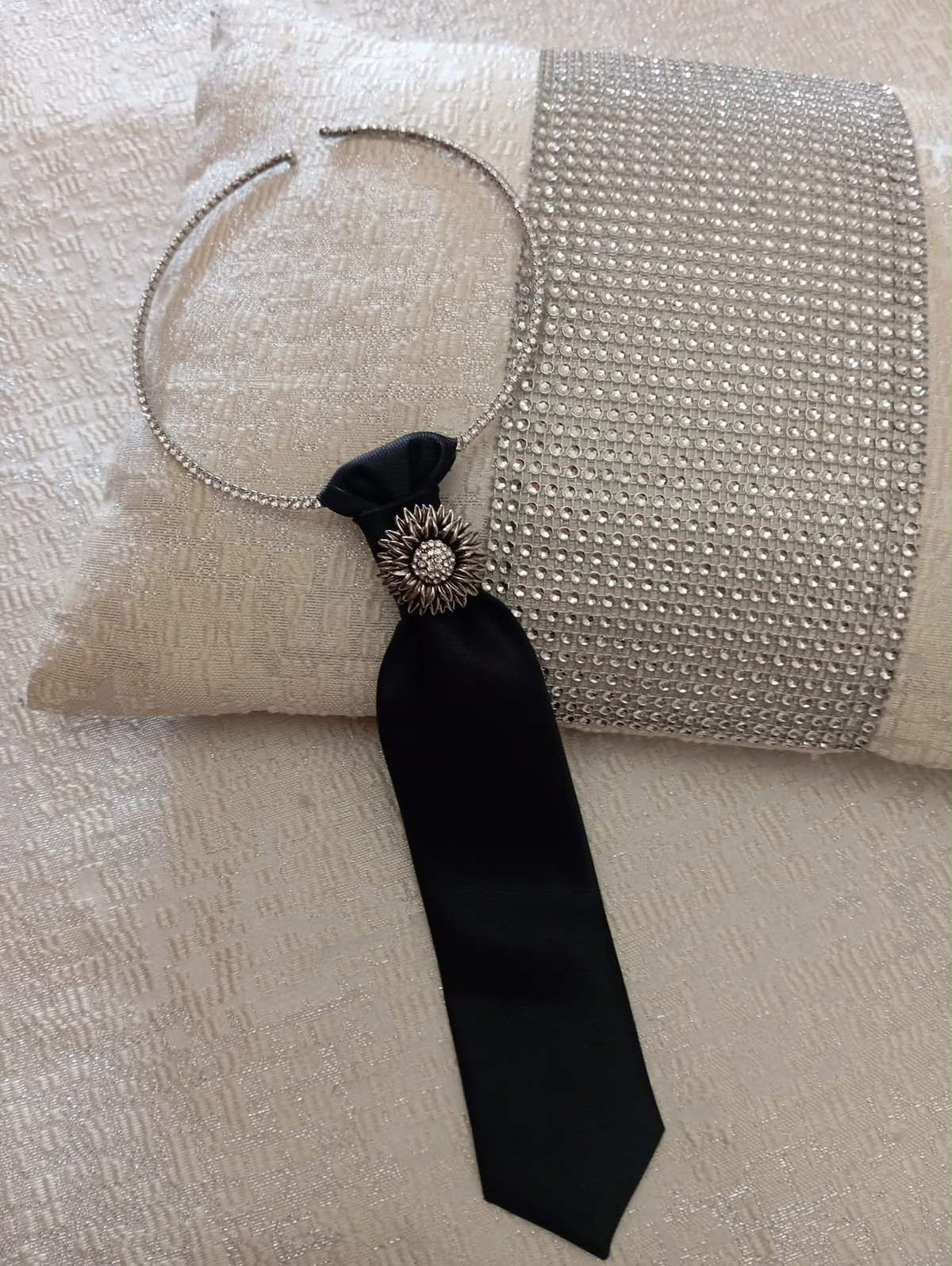 Cravattino nero con collana strass e fiore gioiello