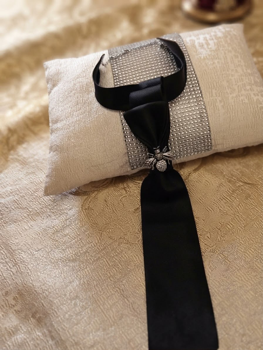 Cravattino nero con fermo ape gioiello