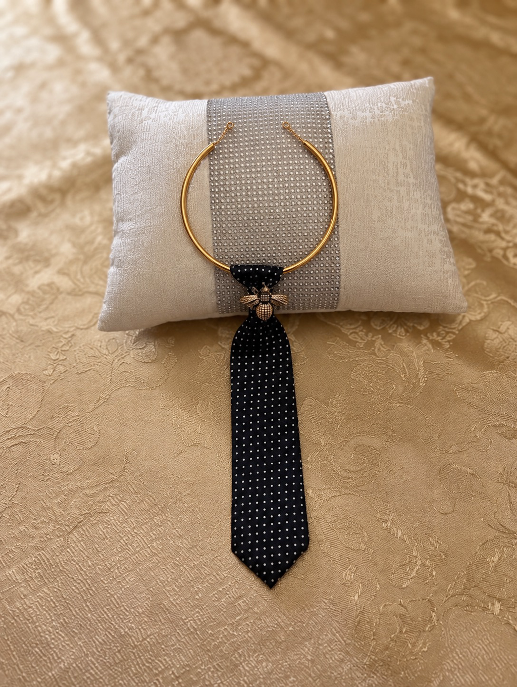 Cravattino nero a pois con collana dorata e ape gioiello